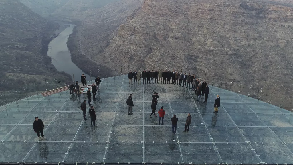 ŞIRNAK'TAKİ CEHENNEM DERSİ CAM TERASI TURİSTLERİN İLGİ ODAĞINDA