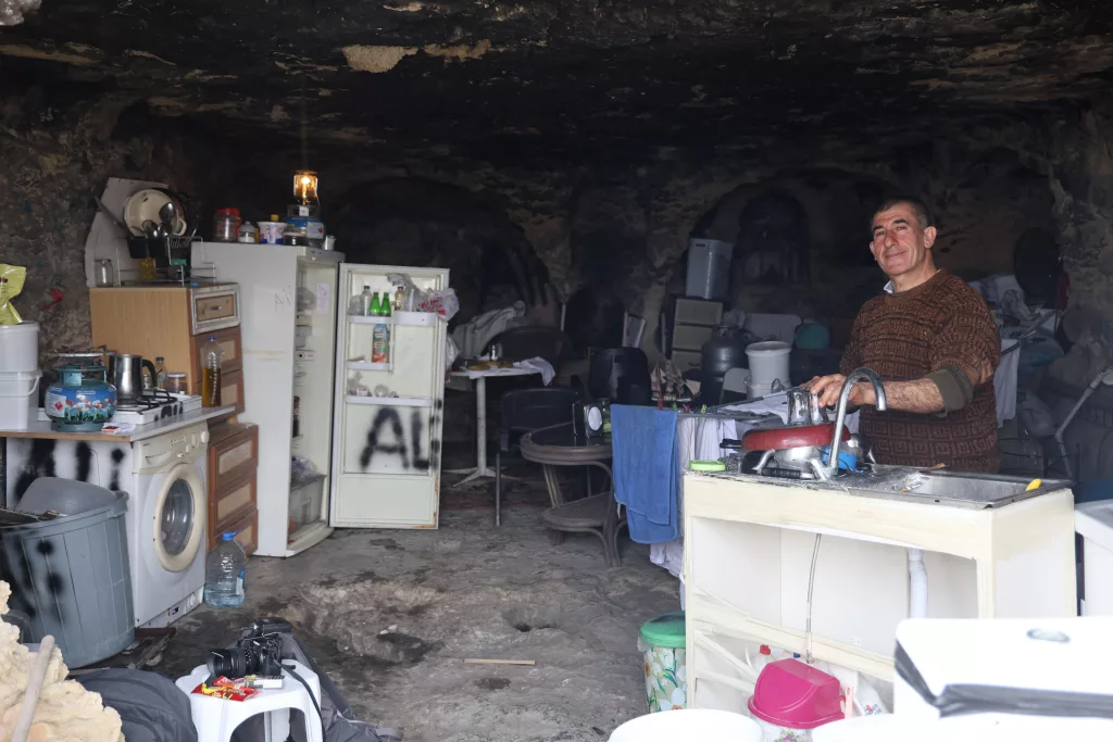 DEPREMİN ARDINDAN MAĞARADA HUZUR BULAN ADAM 2 YILDIR YAŞAMINI MAĞARADA SÜRDÜRÜYOR 55 YAŞINDAKİ ALİ BOZOĞLAN: "DEPREMDEN SONRA 2 YILDIR BURADA YAŞIYORUM VE BU MAĞARADA HUZURU BULDUM" 55 YAŞINDAKİ ALİ BOZOĞLAN: "EVLİYİM VE 3 ÇOCUĞUM VAR, MAĞARA HAYATINI HERKES YAŞAYAMAZ VE BEN FARKLI BİR İNSAN OLDUĞUM İÇİN YAŞIYORUM"