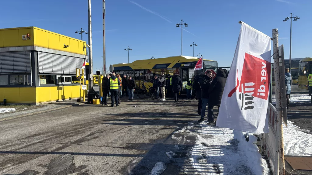 BERLİN'DE TOPLU TAŞIMADA 48 SAATLİK GREV BAŞLADI BERLİN'DE OTOBÜS, METRO VE TRAMVAY SEFERLERİ İPTAL OLDU