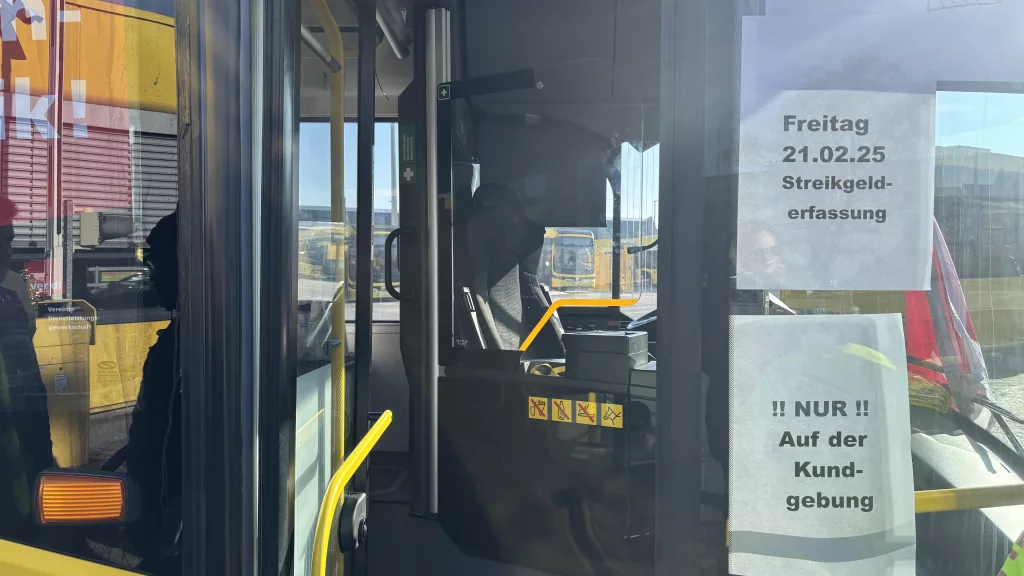 BERLİN'DE TOPLU TAŞIMADA 48 SAATLİK GREV BAŞLADI BERLİN'DE OTOBÜS, METRO VE TRAMVAY SEFERLERİ İPTAL OLDU