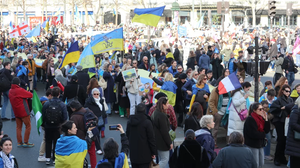FRANSA'DA UKRAYNA-RUSYA SAVAŞININ YILDÖNÜMÜ ÖNCESİ BİNLERCE KİŞİ SOKAĞA İNDİ