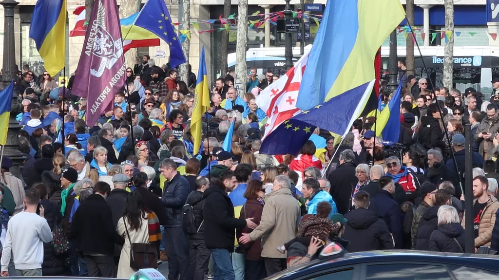 FRANSA'DA UKRAYNA-RUSYA SAVAŞININ YILDÖNÜMÜ ÖNCESİ BİNLERCE KİŞİ SOKAĞA İNDİ