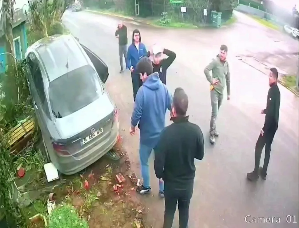 TUZLA'DA EHLİYETSİZ SÜRÜCÜ BANKTA OTURAN KADINI EZDİ YAŞADIĞI DEHŞETİ BÖYLE ANLATTI: "KAÇMA ŞANSIM OLMADI, KENDİMİ ARABANIN ALTINDA BULDUM"