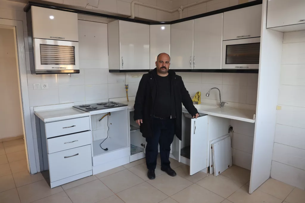 SURİYELİLERİN DÖNÜŞÜYLE EV SAHİPLERİ KİRACI BULAMAZ HALE GELDİ EMLAKÇI SEDAT SAKİN: "ELİMİZDE 30 İLA 35 DAİRE VAR VE KİRACI BULMAKTA BİRAZ SIKINTI YAŞIYORUZ"