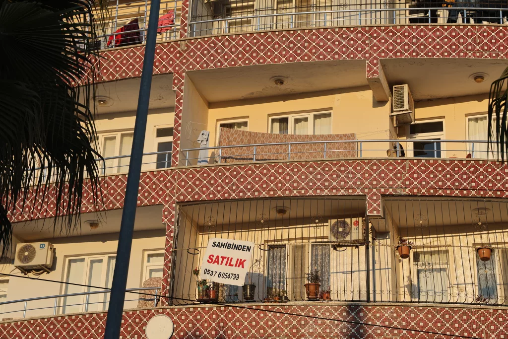 SURİYELİLERİN DÖNÜŞÜYLE EV SAHİPLERİ KİRACI BULAMAZ HALE GELDİ EMLAKÇI SEDAT SAKİN: "ELİMİZDE 30 İLA 35 DAİRE VAR VE KİRACI BULMAKTA BİRAZ SIKINTI YAŞIYORUZ"