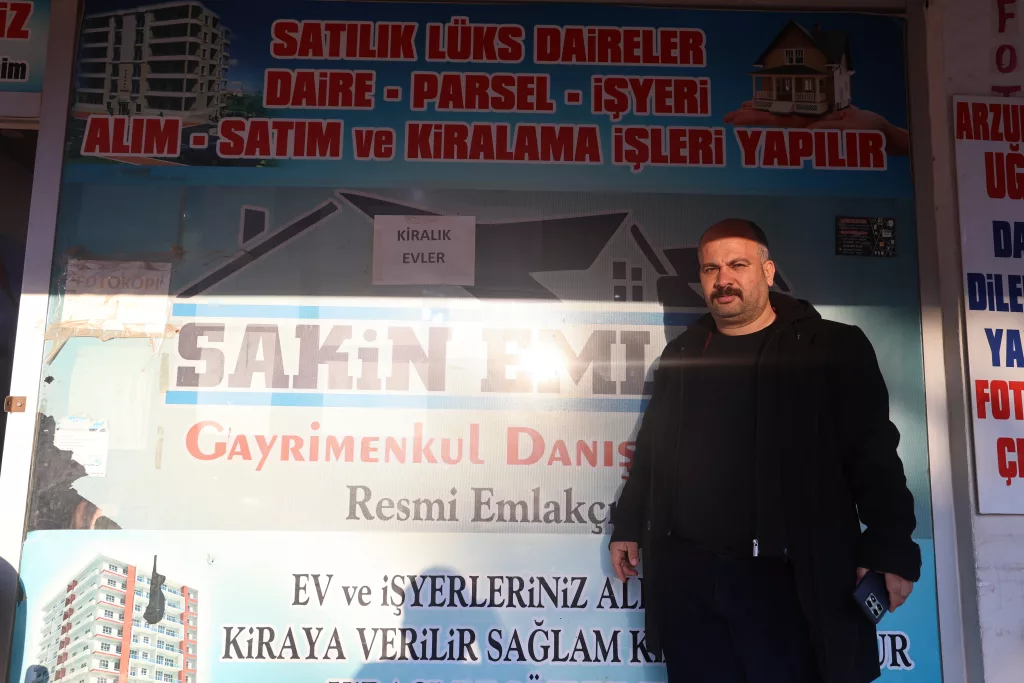SURİYELİLERİN DÖNÜŞÜYLE EV SAHİPLERİ KİRACI BULAMAZ HALE GELDİ EMLAKÇI SEDAT SAKİN: "ELİMİZDE 30 İLA 35 DAİRE VAR VE KİRACI BULMAKTA BİRAZ SIKINTI YAŞIYORUZ"