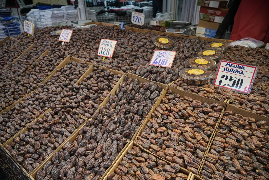 RAMAZAN AYININ VAZGEÇİLMEZİ HURMA TEZGAHLARDA YERİNİ ALDI ÇARŞIDA RAMAZAN YOĞUNLUĞU BAŞLADI