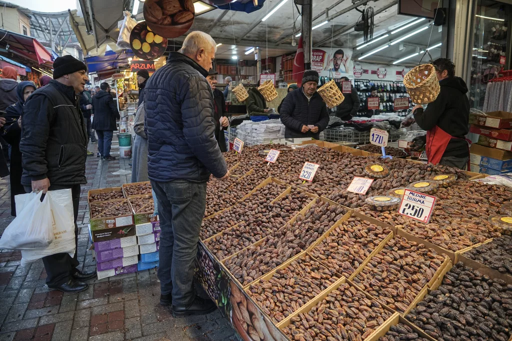 RAMAZAN AYININ VAZGEÇİLMEZİ HURMA TEZGAHLARDA YERİNİ ALDI ÇARŞIDA RAMAZAN YOĞUNLUĞU BAŞLADI