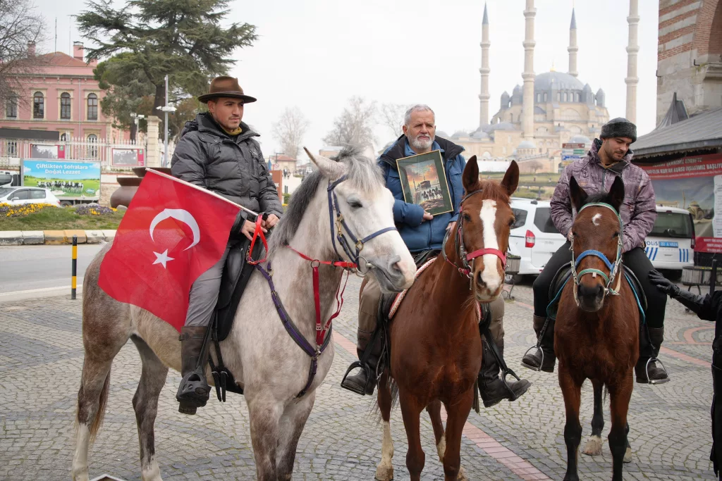 AT SIRTINDA İSPANYA'DAN HACCA GİDİYORLAR İSPANYA'DAN MEKKE'YE AT SIRTINDA HAC YOLCULUĞU ENDÜLÜSLÜ MÜSLÜMANLAR EDİRNE SOKAKLARINDA ENDÜLÜS'TEN MEKKE'YE: AT SIRTINDA BİNLERCE KİLOMETRE ASIRLAR SONRA YENİDEN: ATLI HAC YOLCULUĞU BAŞLADI ORTA ÇAĞ'DAN GÜNÜMÜZE: ENDÜLÜSLÜ HACILAR AT ÜSTÜNDE YOLDA