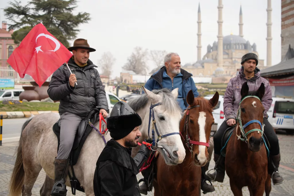 AT SIRTINDA İSPANYA'DAN HACCA GİDİYORLAR İSPANYA'DAN MEKKE'YE AT SIRTINDA HAC YOLCULUĞU ENDÜLÜSLÜ MÜSLÜMANLAR EDİRNE SOKAKLARINDA ENDÜLÜS'TEN MEKKE'YE: AT SIRTINDA BİNLERCE KİLOMETRE ASIRLAR SONRA YENİDEN: ATLI HAC YOLCULUĞU BAŞLADI ORTA ÇAĞ'DAN GÜNÜMÜZE: ENDÜLÜSLÜ HACILAR AT ÜSTÜNDE YOLDA