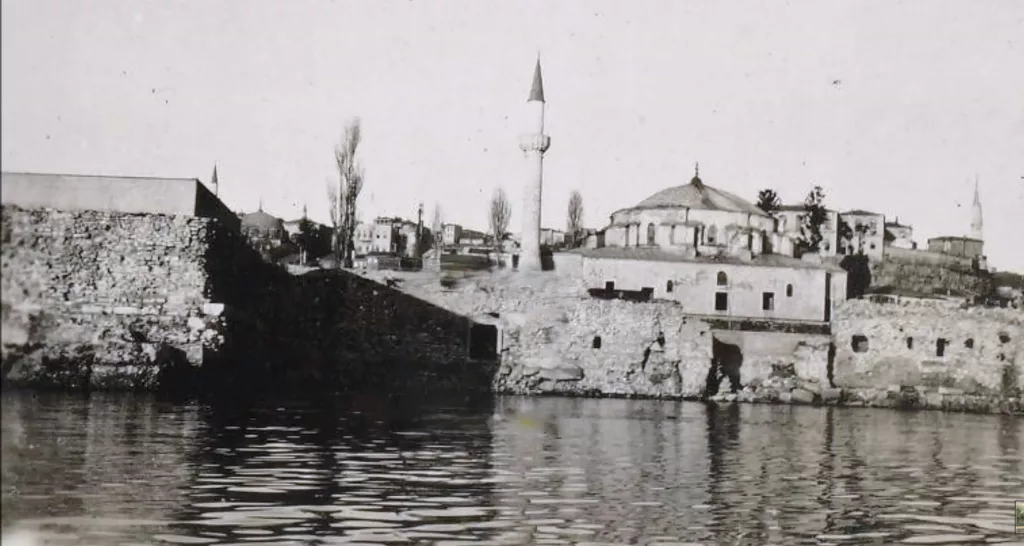 DOĞU ROMA DÖNEMİNDE GEÇİŞ KAPISIYDI, KAYBOLMAYA YÜZ TUTAN TARİHİ YAPI HAVADAN GÖRÜNTÜLENDİ YARISI TOPRAĞA GÖMÜLEN 1499 YILLIK KÜÇÜK AYASOFYA POTERNESİ'NİN YÜZEYE ÇIKARILARAK RESTORE EDİLMESİ BEKLENİYOR GEÇİT KAPISININ İSTANBUL'UN FETHİNDE KAÇIŞ NOKTASI OLDUĞU İDDİA EDİLDİ