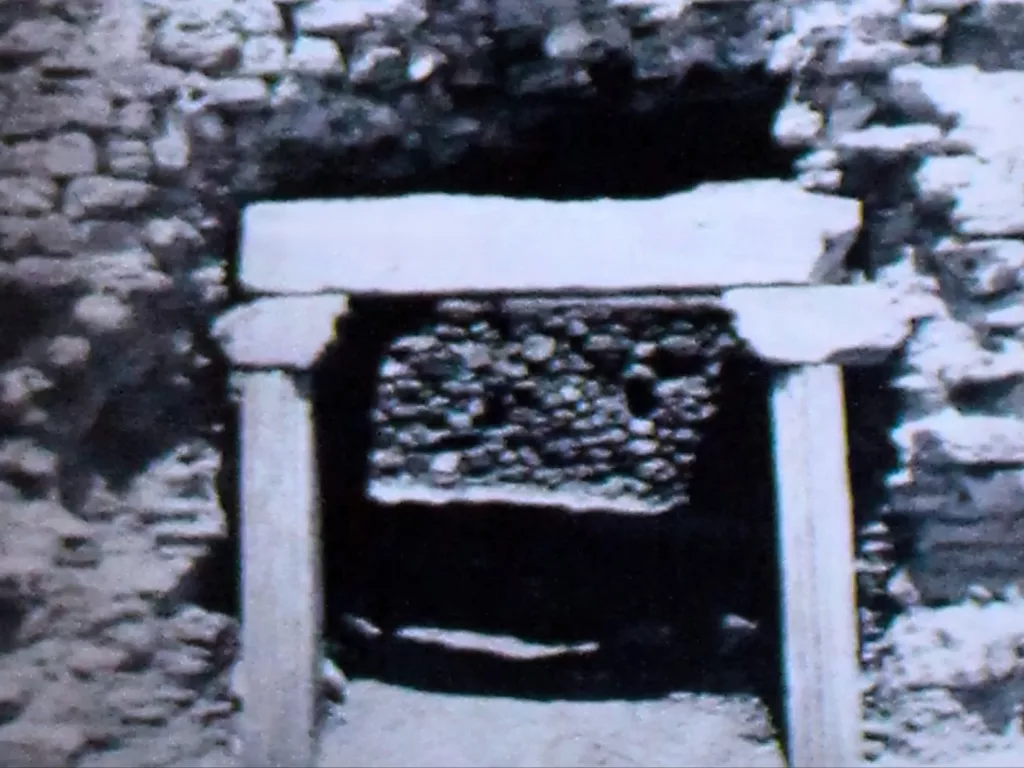DOĞU ROMA DÖNEMİNDE GEÇİŞ KAPISIYDI, KAYBOLMAYA YÜZ TUTAN TARİHİ YAPI HAVADAN GÖRÜNTÜLENDİ YARISI TOPRAĞA GÖMÜLEN 1499 YILLIK KÜÇÜK AYASOFYA POTERNESİ'NİN YÜZEYE ÇIKARILARAK RESTORE EDİLMESİ BEKLENİYOR GEÇİT KAPISININ İSTANBUL'UN FETHİNDE KAÇIŞ NOKTASI OLDUĞU İDDİA EDİLDİ