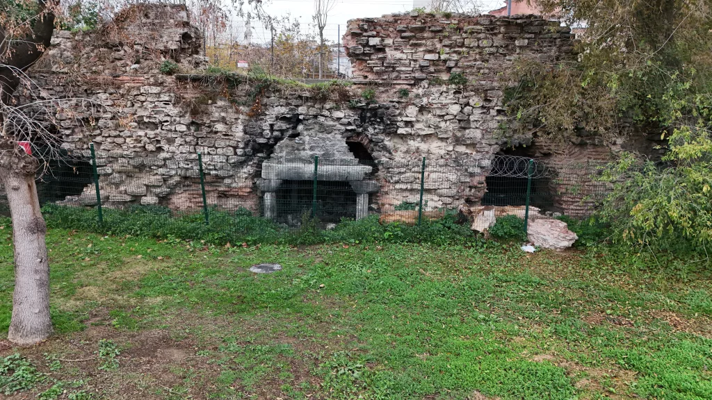 DOĞU ROMA DÖNEMİNDE GEÇİŞ KAPISIYDI, KAYBOLMAYA YÜZ TUTAN TARİHİ YAPI HAVADAN GÖRÜNTÜLENDİ YARISI TOPRAĞA GÖMÜLEN 1499 YILLIK KÜÇÜK AYASOFYA POTERNESİ'NİN YÜZEYE ÇIKARILARAK RESTORE EDİLMESİ BEKLENİYOR GEÇİT KAPISININ İSTANBUL'UN FETHİNDE KAÇIŞ NOKTASI OLDUĞU İDDİA EDİLDİ