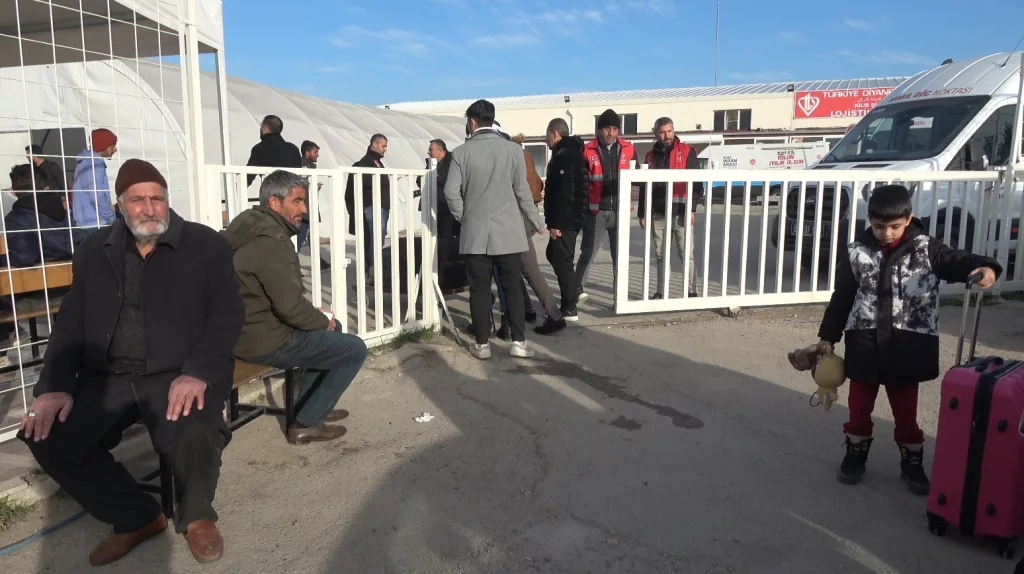SURİYELİLERİN ÜLKELERİNE DÖNÜŞ YOLCULUĞU DEVAM EDİYOR