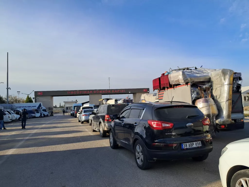 SURİYELİLERİN ÜLKELERİNE DÖNÜŞ YOLCULUĞU DEVAM EDİYOR