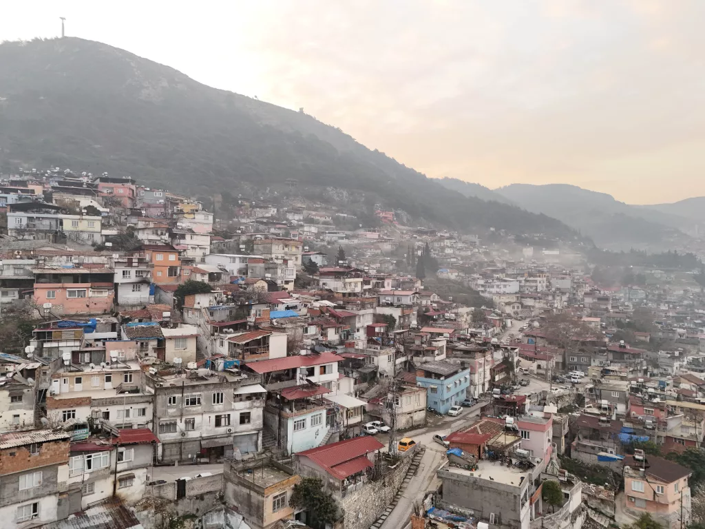 DEPREMİN 2. YIL DÖNÜMÜNDE HATAY'IN YARALARI SARILIYOR YÜZLERCE BİNA AYNI ANDA YAPILIRKEN, ONLARCA VİNÇİN ÇALIŞTIĞI HAVADAN ÇEKİLEN GÖRÜNTÜLERE YANSIDI