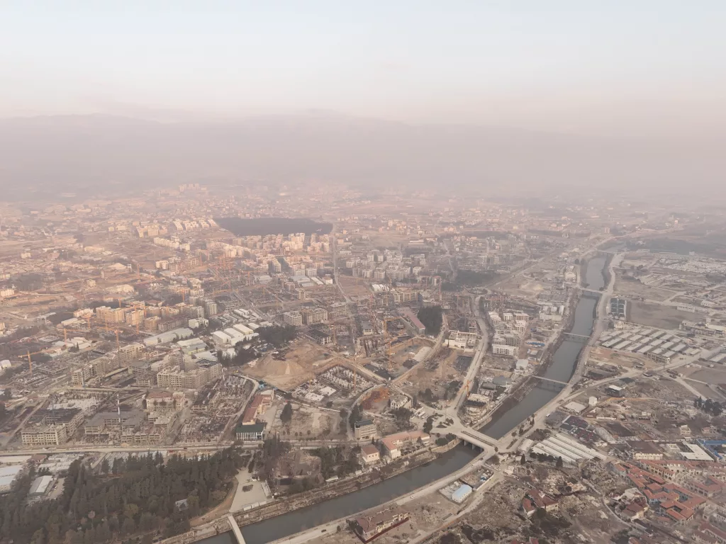 DEPREMİN 2. YIL DÖNÜMÜNDE HATAY'IN YARALARI SARILIYOR YÜZLERCE BİNA AYNI ANDA YAPILIRKEN, ONLARCA VİNÇİN ÇALIŞTIĞI HAVADAN ÇEKİLEN GÖRÜNTÜLERE YANSIDI