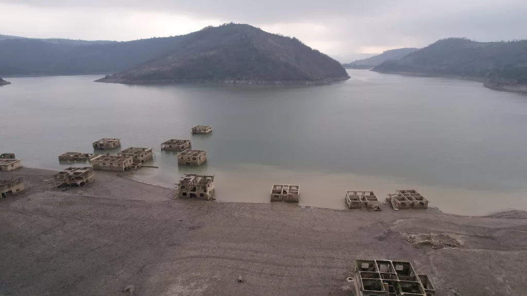 KIZILCAPINAR BARAJI'NDA SULAR ÇEKİLİNCE TERK EDİLMİŞ YAPILAR ORTAYA ÇIKTI