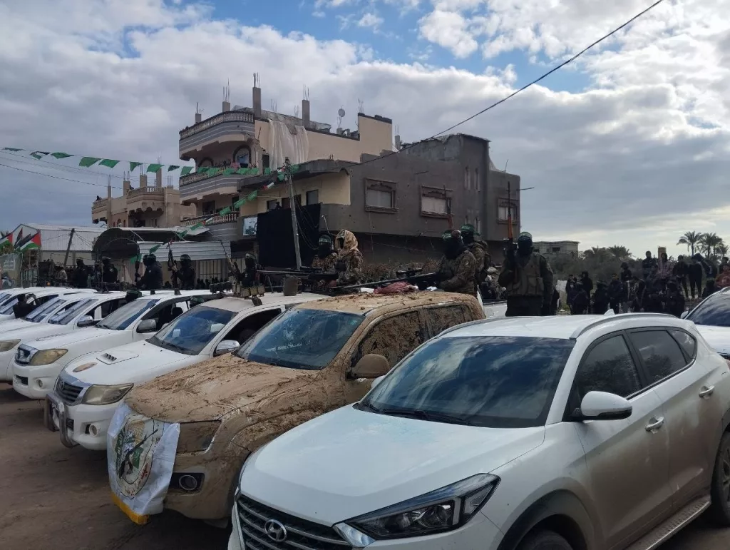 HAMAS, 3 İSRAİLLİ ESİRİ KIZILHAÇ'A TESLİM EDEREK SERBEST BIRAKTI HAMAS'TAN GÖVDE GÖSTERİSİ: "TUFAN BİZİZ, ERTESİ GÜN BİZİZ"