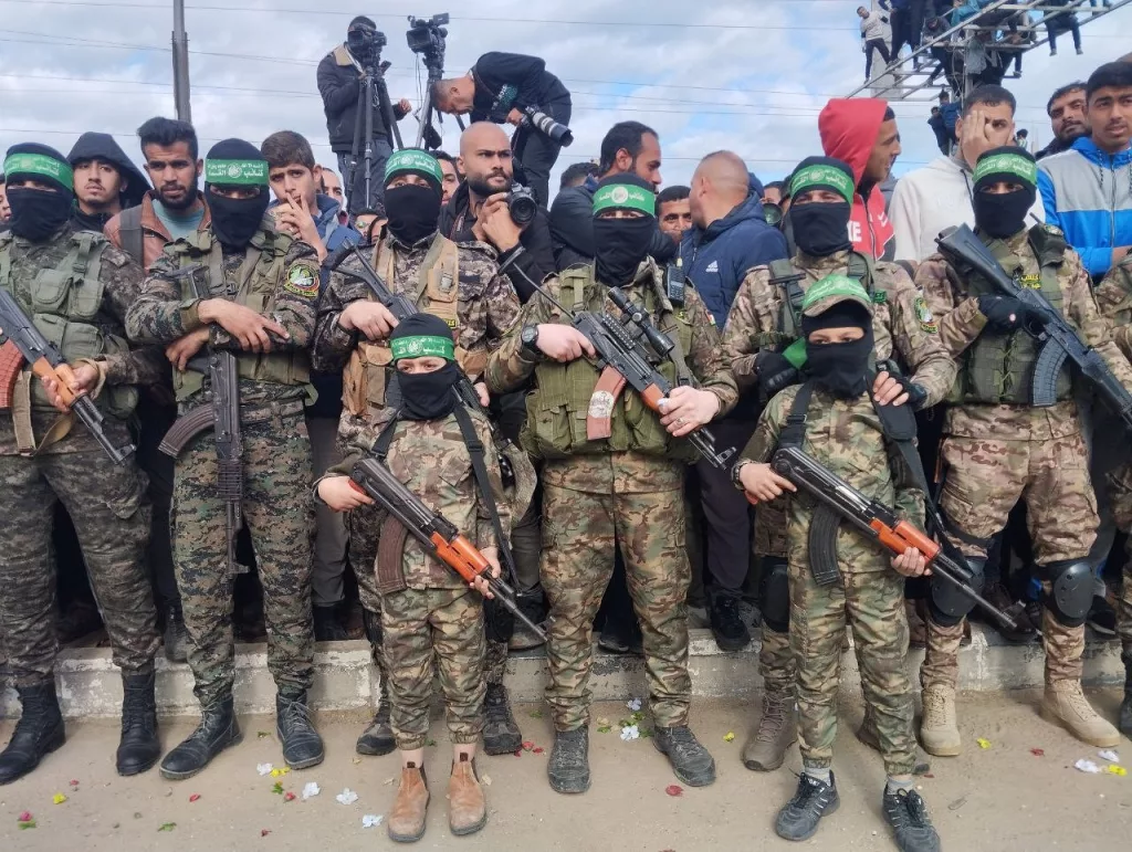 HAMAS, 3 İSRAİLLİ ESİRİ KIZILHAÇ'A TESLİM EDEREK SERBEST BIRAKTI HAMAS'TAN GÖVDE GÖSTERİSİ: "TUFAN BİZİZ, ERTESİ GÜN BİZİZ"