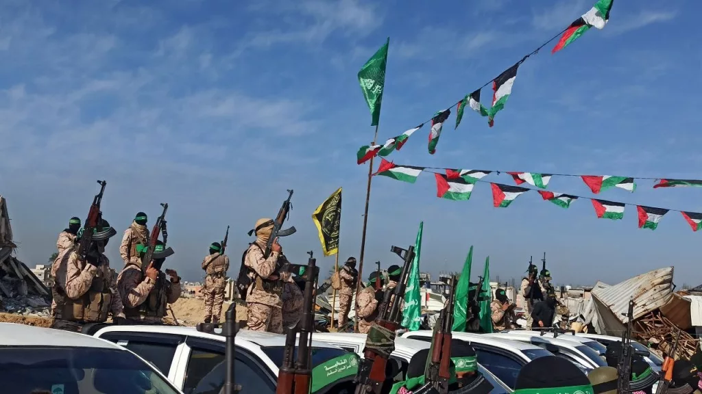 HAMAS, 3 İSRAİLLİ ESİRİ KIZILHAÇ'A TESLİM EDEREK SERBEST BIRAKTI