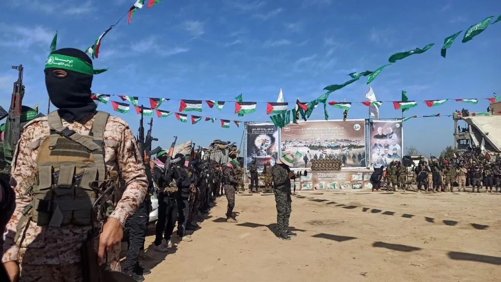 HAMAS, 3 İSRAİLLİ ESİRİ KIZILHAÇ'A TESLİM EDEREK SERBEST BIRAKTI