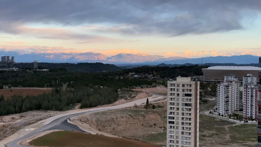 TOROSLARIN ZİRVESİNDEN KARTPOSTALLIK MANZARALAR