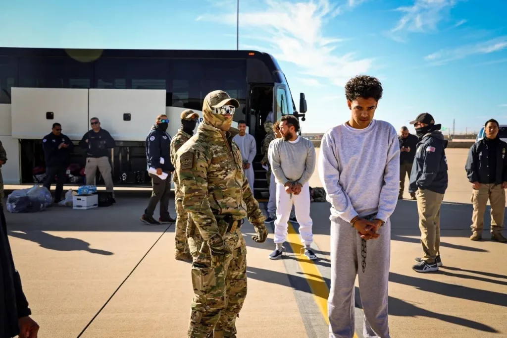 ABD, 10 "SUÇLU" GÖÇMENİ GUANTANAMO KÖRFEZİ'NE GÖNDERDİ