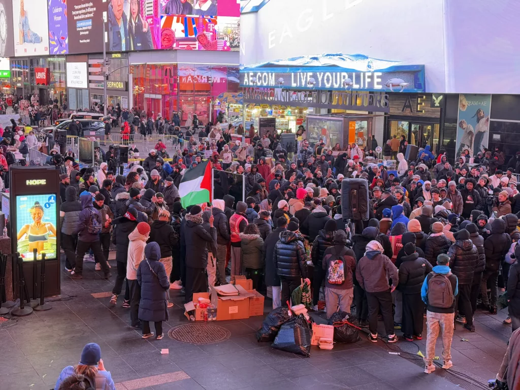 NEW YORK TİMES MEYDANI'NDA TERAVİH NAMAZI: RAMAZAN COŞKUSU VE FİLİSTİN'E DESTEK