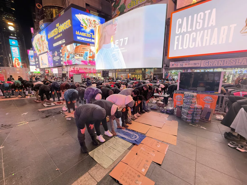 NEW YORK TİMES MEYDANI'NDA TERAVİH NAMAZI: RAMAZAN COŞKUSU VE FİLİSTİN'E DESTEK