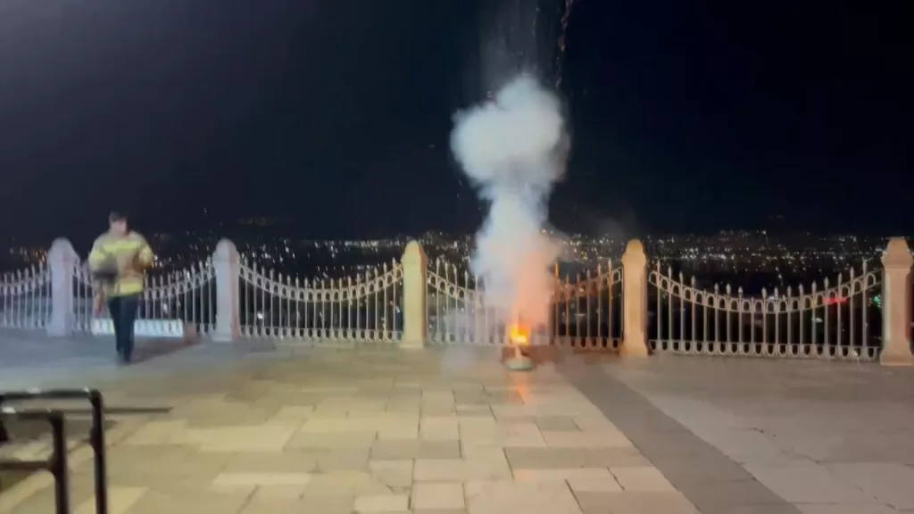 İLK DEFA DUYANLARI KORKUTSA DA, YILLARDIR DEVAM EDEN GELENEK İFTAR İÇİN ATILAN SES BOMBASI, ÇOCUĞUN YÜREĞİNİ AĞZINA GETİRDİ BURSA'DA CAMİLERDEN YÜKSELEN EZANLARIN YANI SIRA, İFTAR VE SAHUR VAKTİ SES BOMBASIYLA DUYURULUYOR