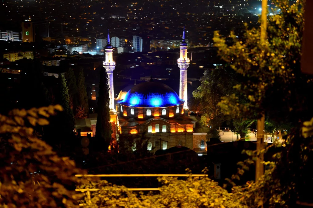 BU MAHALLEDE DAVUL ÇALMAK YASAK...GELENEK BU YIL DA BOZULMADI.. GÖREVLİLER, ZİLLERE BASIP VATANDAŞLARI "PİLAVA PİLAVA" DİYE UYANDIRIYOR