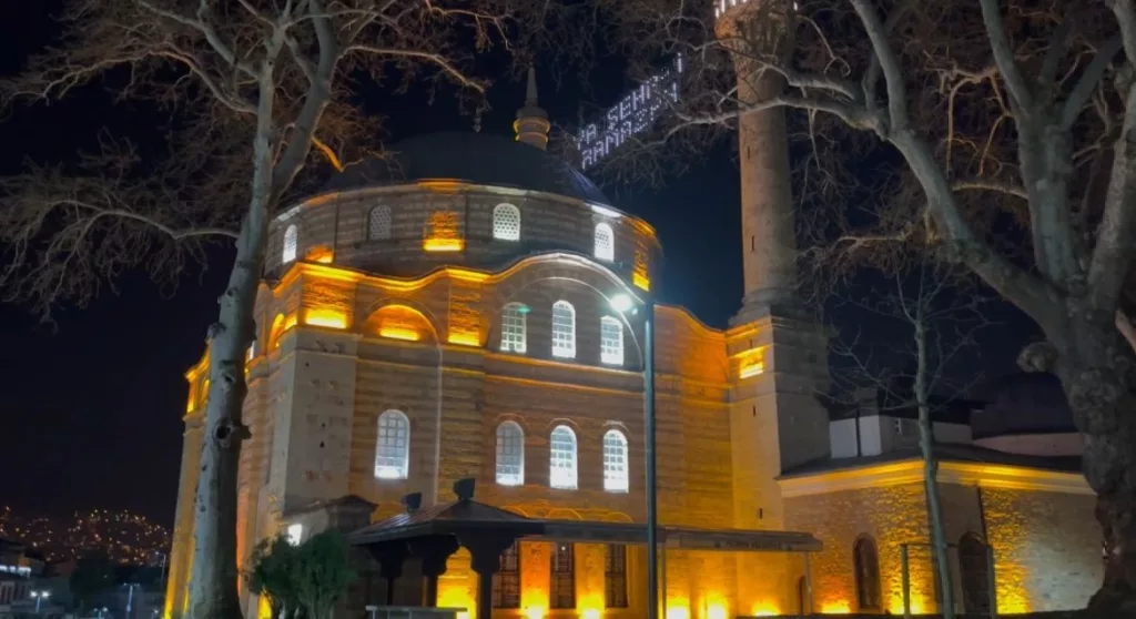 BU MAHALLEDE DAVUL ÇALMAK YASAK...GELENEK BU YIL DA BOZULMADI.. GÖREVLİLER, ZİLLERE BASIP VATANDAŞLARI "PİLAVA PİLAVA" DİYE UYANDIRIYOR