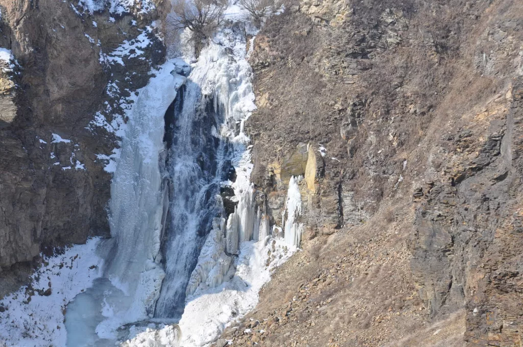 KARS BAHARDA KIŞI YAŞIYOR: ŞELALE DONDU, AĞAÇ BUZDAN HEYKELE DÖNDÜ