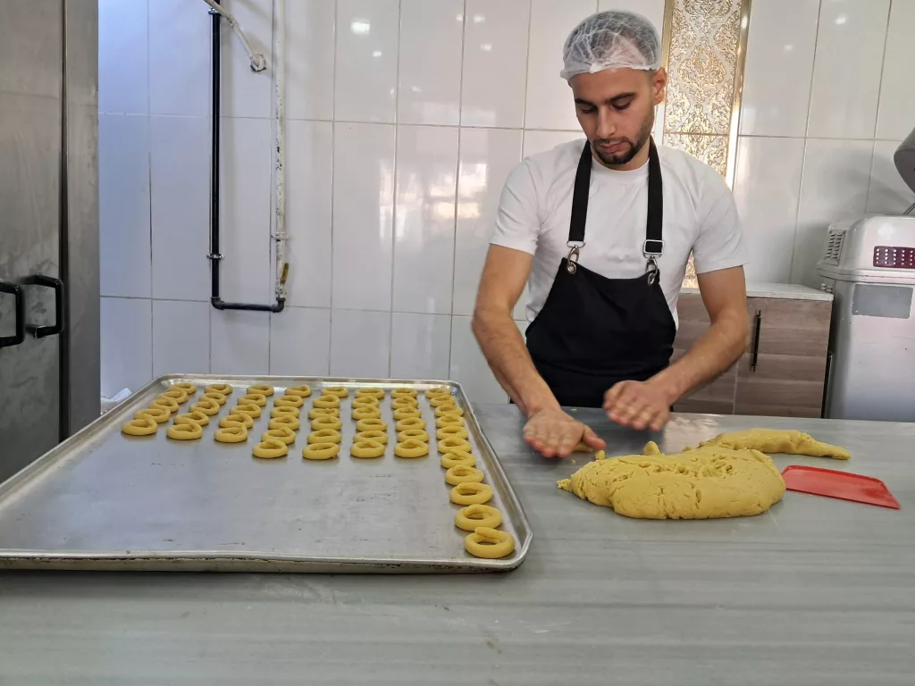 KİLİS'TE RAMAZAN LEZZETİ KAHKE MESAİSİ BAŞLADI KAHKE USTASI AHMET YEŞİLBAHÇECİ: "BAYRAM KAHKESİ, 55 YIL ÖNCE DEDEMİN BULUŞUYLA ORTAYA ÇIKTI"