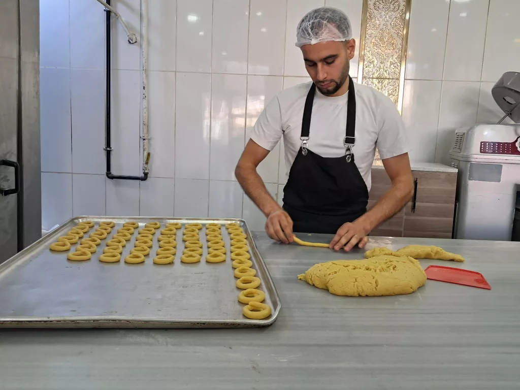 KİLİS'TE RAMAZAN LEZZETİ KAHKE MESAİSİ BAŞLADI KAHKE USTASI AHMET YEŞİLBAHÇECİ: "BAYRAM KAHKESİ, 55 YIL ÖNCE DEDEMİN BULUŞUYLA ORTAYA ÇIKTI"