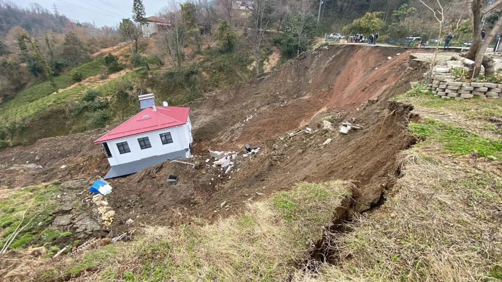 İKİ KATLI EV HEYELANDA 50 METRE SÜRÜKLENDİ ARTVİN'İN HOPA İLÇESİNDEKİ HEYELAN SIRASINDA EVDE KİMSENİN OLMAMASI BÜYÜK BİR FELAKETİ ÖNLERKEN, EVİN YAPISININ BOZULMAMASI DİKKAT ÇEKTİ