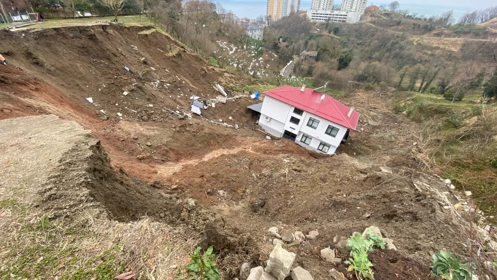 İKİ KATLI EV HEYELANDA 50 METRE SÜRÜKLENDİ ARTVİN'İN HOPA İLÇESİNDEKİ HEYELAN SIRASINDA EVDE KİMSENİN OLMAMASI BÜYÜK BİR FELAKETİ ÖNLERKEN, EVİN YAPISININ BOZULMAMASI DİKKAT ÇEKTİ