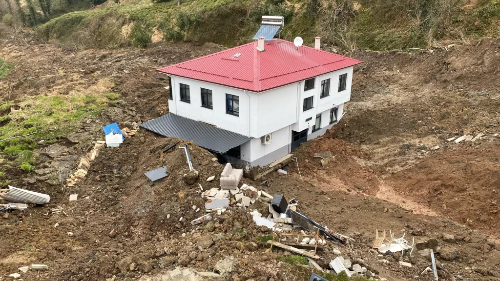 İKİ KATLI EV HEYELANDA 50 METRE SÜRÜKLENDİ ARTVİN'İN HOPA İLÇESİNDEKİ HEYELAN SIRASINDA EVDE KİMSENİN OLMAMASI BÜYÜK BİR FELAKETİ ÖNLERKEN, EVİN YAPISININ BOZULMAMASI DİKKAT ÇEKTİ