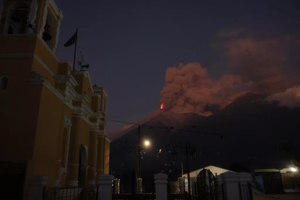 GUATEMALA'DAKİ FUEGO YANARDAĞI'NDA PATLAMA MEYDANA GELDİ