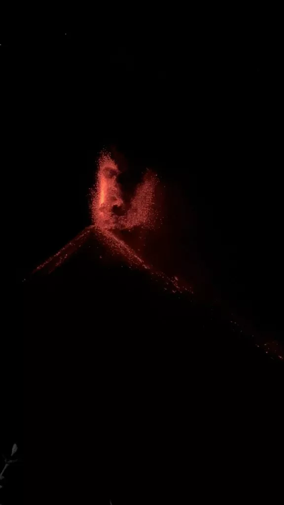 GUATEMALA'DAKİ FUEGO YANARDAĞI'NDA PATLAMA MEYDANA GELDİ