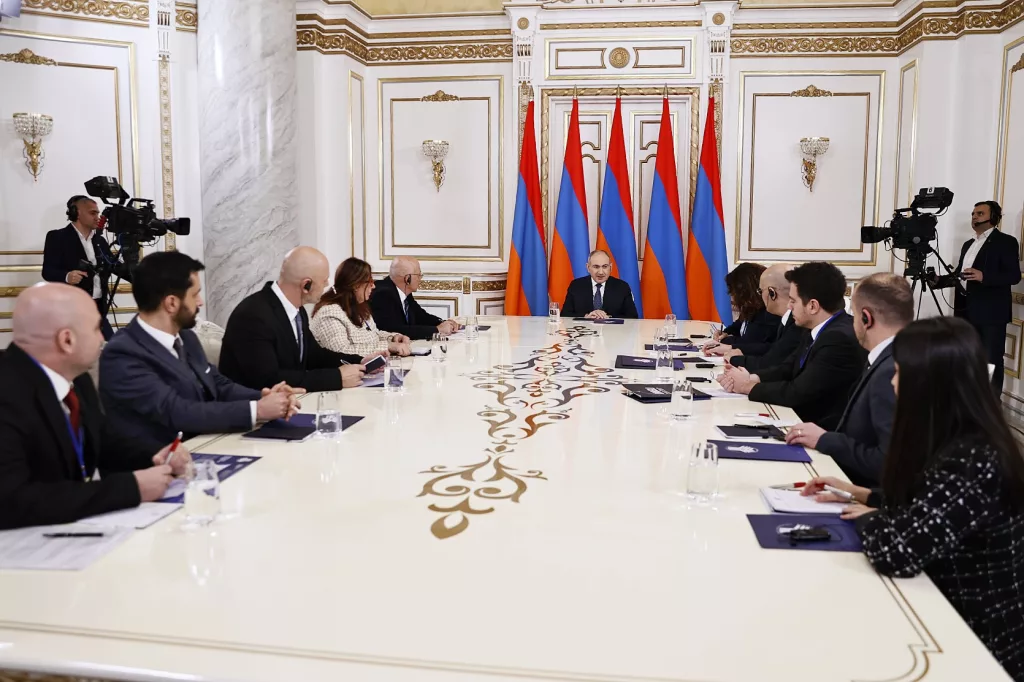 ERMENİSTAN BAŞBAKANI PAŞİNYAN, İLK KEZ TÜRK BASININA KONUŞTU PAŞİNYAN: "ERMENİSTAN İLE TÜRKİYE ARASINDA BAŞLAYAN BU DİYALOG ÇOK ÖNEMLİ" "TARİHİ VE BUGÜNÜ AYNI ŞEKİLDE ALGILAYAMAYIZ, ÇÜNKÜ BUGÜN BUGÜNDÜR, TARİH İSE TARİHTİR" "CUMHURBAŞKANI ERDOĞAN İLE YAPTIĞIM GÖRÜŞMENİN GÖRÜNTÜLERİ EN ÇOK İZLENEN, EN ÇOK BEĞENİLEN GÖRÜNTÜ OLDU" "ERMENİSTAN-TÜRKİYE İLİŞKİLERİNİN NORMALLEŞMESİ ARTIK SADECE ZAMANLA İLGİLİ BİR MESELEDİR" "TÜRKİYE İLE BU KONULARDA, SURİYE BAĞLAMINDA, SOMUT GÖRÜŞMELER VE TARTIŞMALAR GERÇEKLEŞTİRDİK" "ZENGEZUR KORİDORU' İFADESİ BİZİM İÇİN ANLAŞILMAZ VE KABUL EDİLEMEZ"