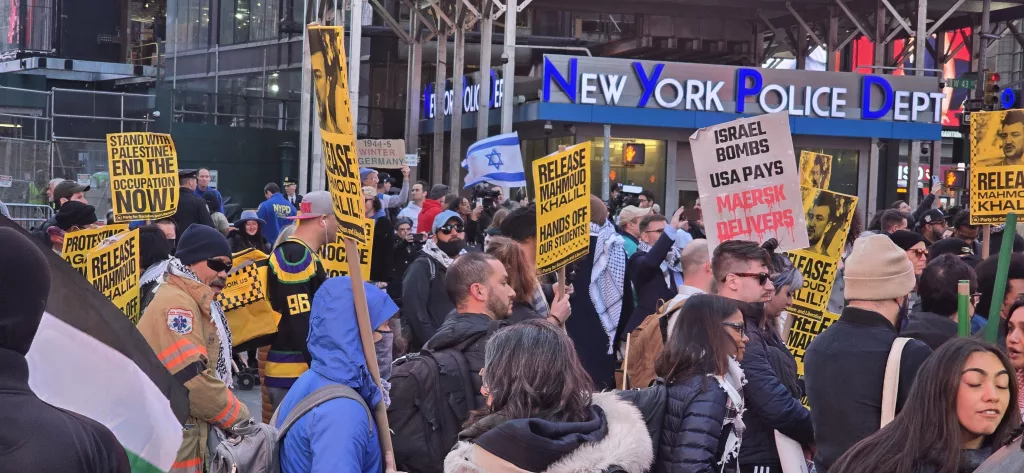 NEW YORK'TA BİNLERCE FİLİSTİN DESTEKÇİSİ TİMES MEYDANI'NDA TOPLANDI