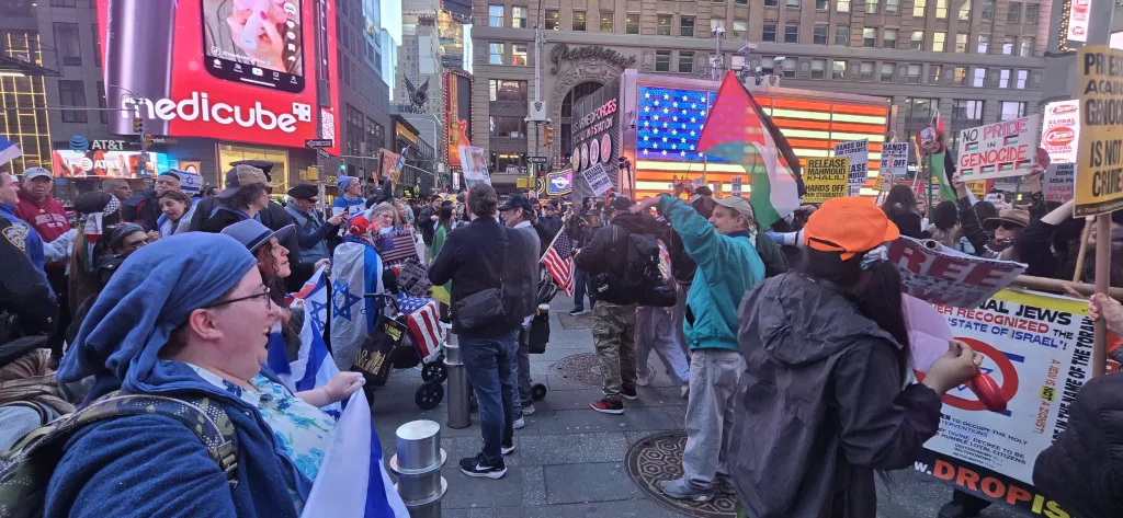NEW YORK'TA BİNLERCE FİLİSTİN DESTEKÇİSİ TİMES MEYDANI'NDA TOPLANDI