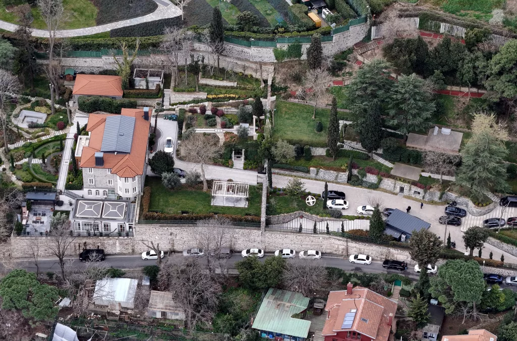 İBB BAŞKANI EKREM İMAMOĞLU'NUN GÖZALTINA ALINDIĞI EVİNDEKİ HAREKETLİLİK HAVADAN GÖRÜNTÜLENDİ