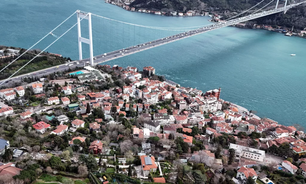 İBB BAŞKANI EKREM İMAMOĞLU'NUN GÖZALTINA ALINDIĞI EVİNDEKİ HAREKETLİLİK HAVADAN GÖRÜNTÜLENDİ