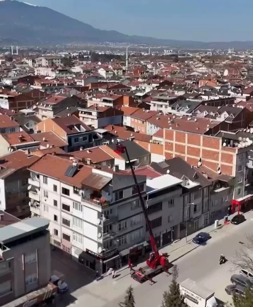VİNCİ BERBERE ÇEVİRDİ, METRELERCE YÜKSEKTE MÜŞTERİLERİNİ TIRAŞ ETTİ MÜŞTERİLERİ İÇİN VİNÇ TUTUP, BURSA MANZARASINA KARŞI TIRAŞ ETTİ YÜKSEKLİK KORKUSU OLAN BU BERBERE GELMİYOR