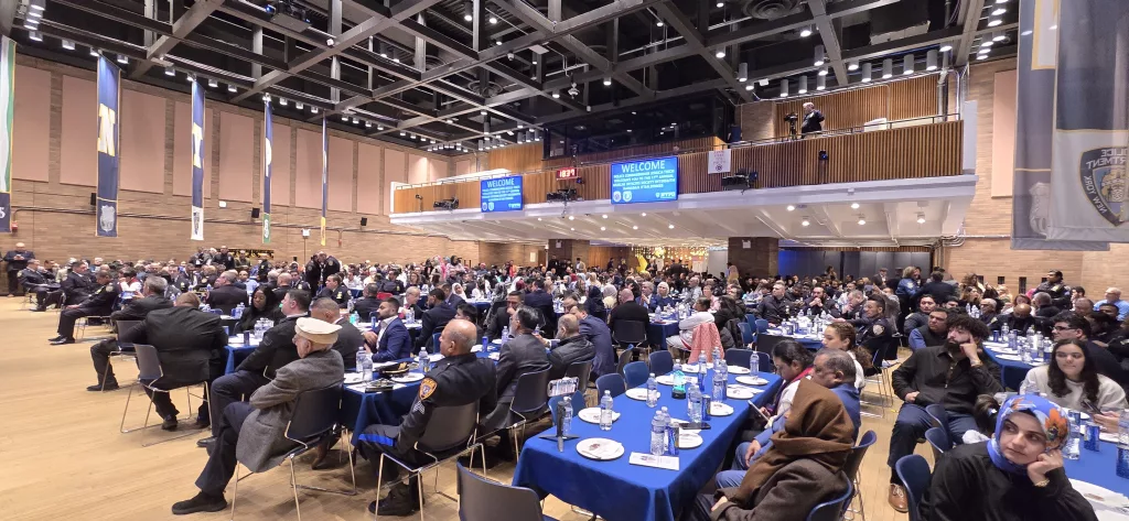 NEW YORK POLİS TEŞKİLATI'NDAKİ MÜSLÜMAN POLİSLER, İFTAR YEMEĞİNDE BİR ARAYA GELDİ İFTARIN ARDINDAN 5'İ NYPD POLİSİ 6 TÜRK'E ÖDÜL VERİLDİ