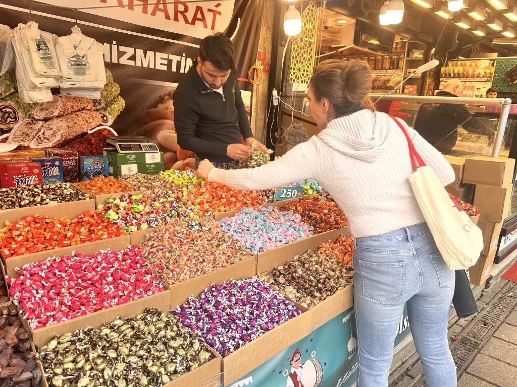 EMİNÖNÜ'NDE BAYRAM ALIŞVERİŞİ BAŞLADI BAYRAM ŞEKERLERİ TEZGAHLARDA YERİNİ ALDI