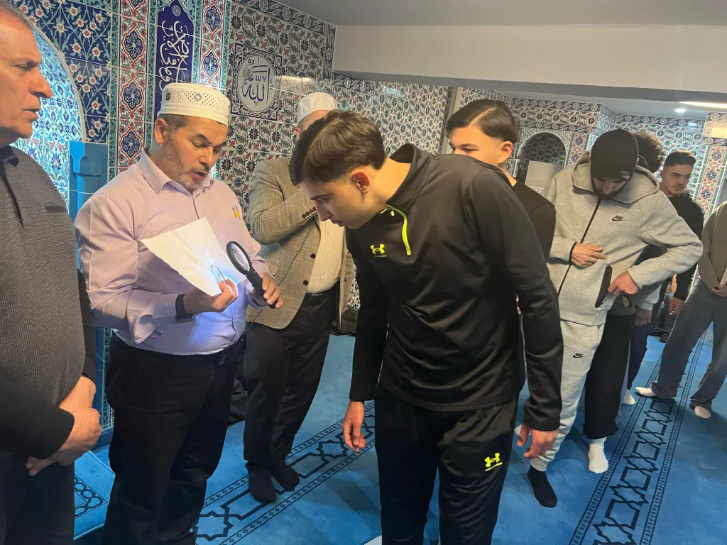 ALMANYA'DAKİ NİPPES FATİH CAMİİ'NDE SAKAL-I ŞERİF ZİYARETE AÇILDI